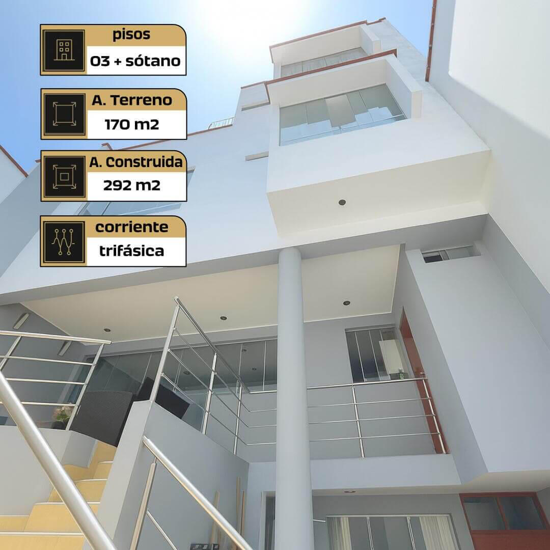 Vista posterior desde el semisótano mostrando la estructura de tres pisos y área amplia de la casa en La Molina